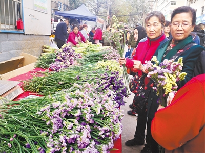 菜场卖花卉 论斤不论枝 兰州现卖花新方式