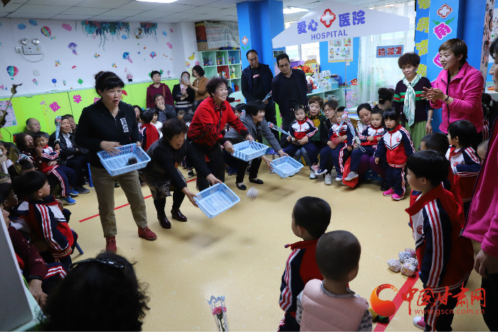  甘肃省商务厅幼儿园开展“爱在重阳”主题画展活动 暖心相伴