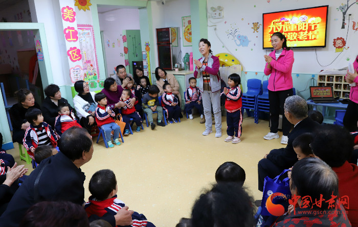 甘肃省商务厅幼儿园开展“爱在重阳”主题画展系列活动 暖心相伴