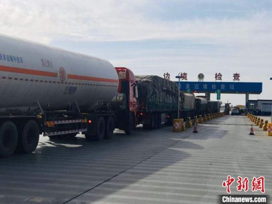 公婆泉边境检查站位于高速公路上,货车居多。图为货车排队进行检查。 艾庆龙 摄 公婆泉边境检查站位于高速公路上,货车居多。图为货车排队进行检查。 艾庆龙 摄