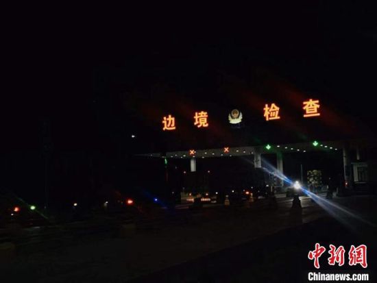 夜幕下的公婆泉边境检查站。 艾庆龙 摄 夜幕下的公婆泉边境检查站。 艾庆龙 摄
