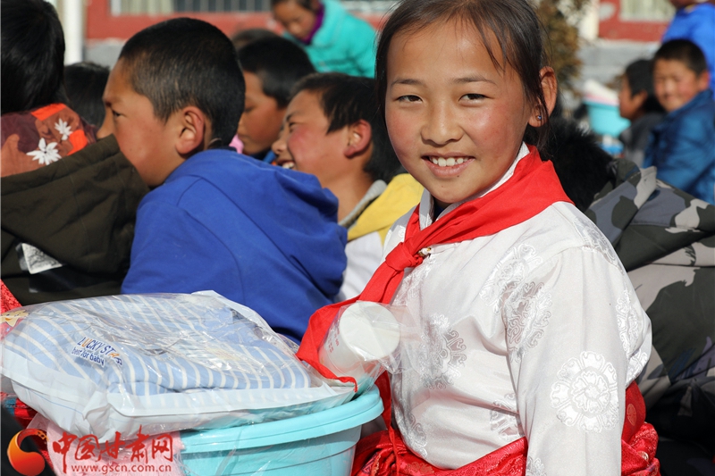关爱藏区女童 260余套生活用品送抵甘南夏河桑科镇寄宿制小学（图）