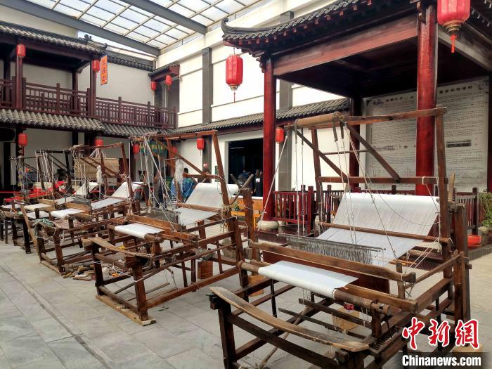 图为中国柳疃丝绸文化博物馆内展出手工木织机。 赵晓 摄 图为中国柳疃丝绸文化博物馆内展出手工木织机。 赵晓 摄