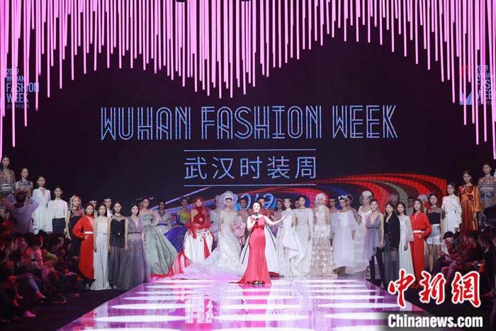 图为开幕秀现场。武汉时装周组委会供图 点击进入下一页