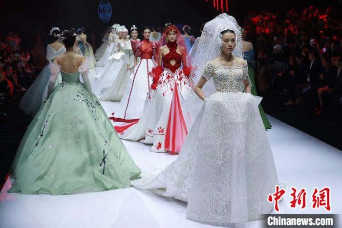 图为“十二花神”高定系列。武汉时装周组委会供图 点击进入下一页