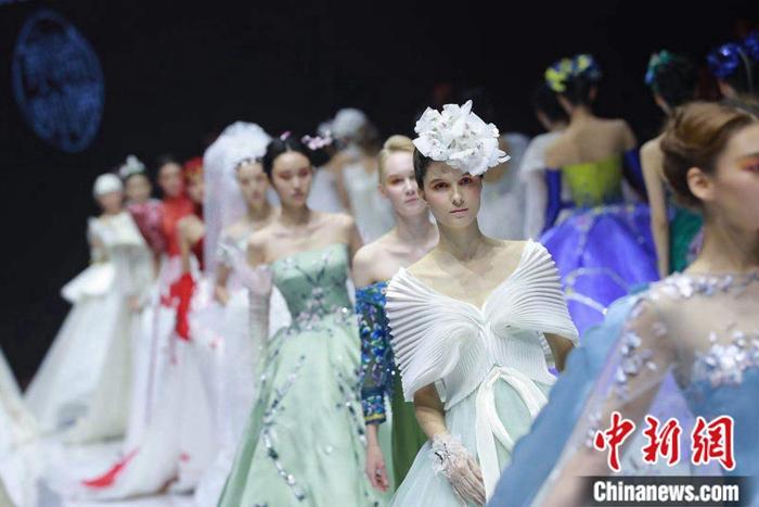 图为开幕秀现场。武汉时装周组委会供图 点击进入下一页