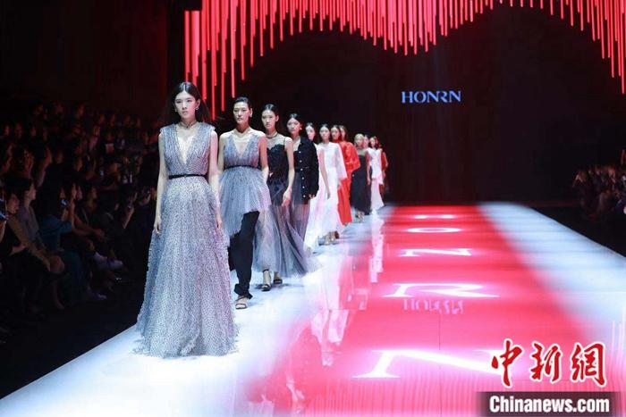 图为红人时尚集团“生命之光”HONRN2020春夏新品秀。武汉时装周组委会供图 点击进入下一页
