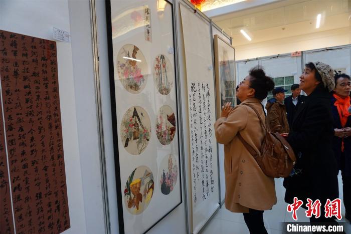 观众在欣赏获奖作品。 李晛 摄 观众在欣赏获奖作品。 李晛 摄