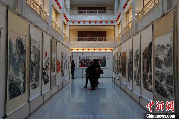 观众在欣赏参展作品。 李晛 摄 观众在欣赏参展作品。 李晛 摄