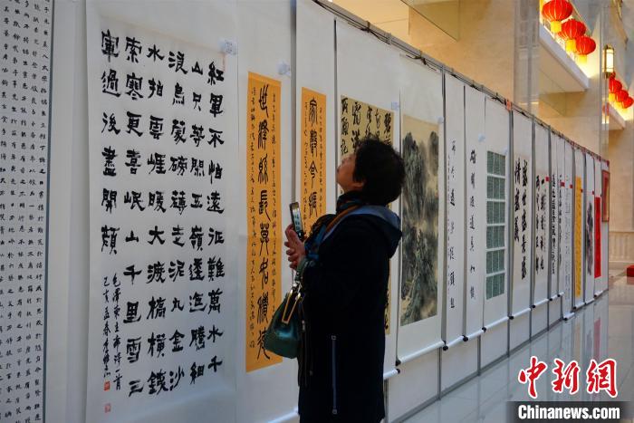 观众在欣赏参展作品。 李晛 摄 观众在欣赏参展作品。 李晛 摄