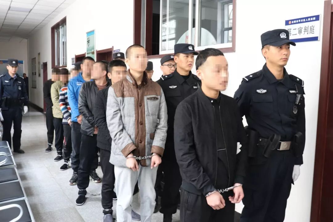 白银市平川区8人恶势力团伙犯罪案开庭受审
