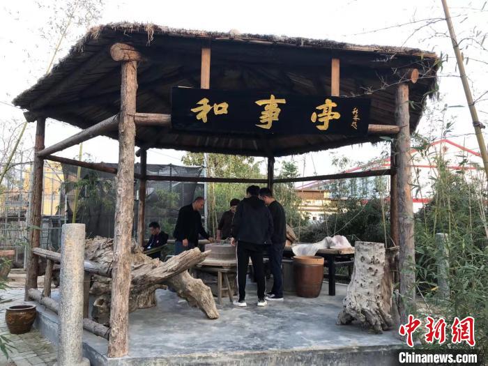 游人走进和事亭,品味家和万事兴。 李朝栋 摄 游人走进和事亭,品味家和万事兴。 李朝栋 摄