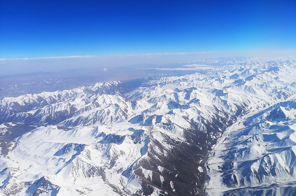 高空俯瞰祁连山 白雪皑皑蔚为壮观