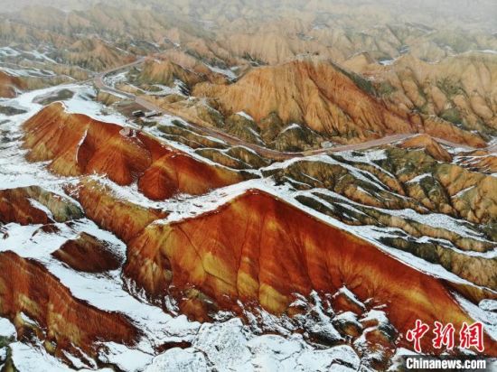 图为张掖丹霞大景区雪后分外妖娆。 杨艳敏 摄 图为张掖丹霞大景区雪后分外妖娆。 杨艳敏 摄
