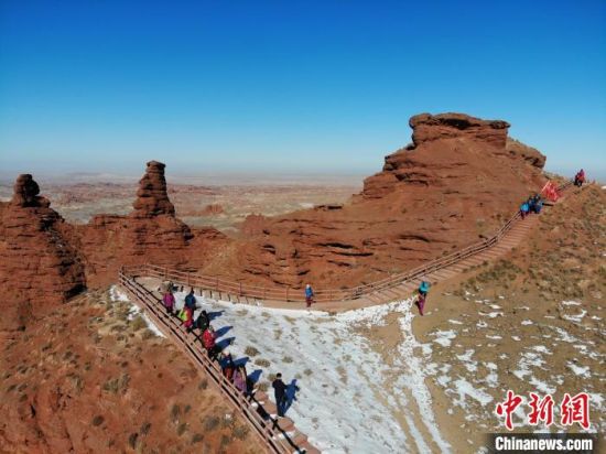 图为游客畅游雪后平山湖大峡谷。 杨艳敏 摄 图为游客畅游雪后平山湖大峡谷。 杨艳敏 摄