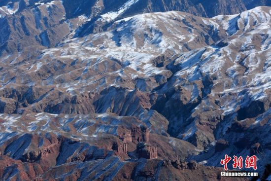 合黎山山地由剥蚀低山、丘陵和山前高平原组成。 杨永伟 摄 合黎山山地由剥蚀低山、丘陵和山前高平原组成。 杨永伟 摄