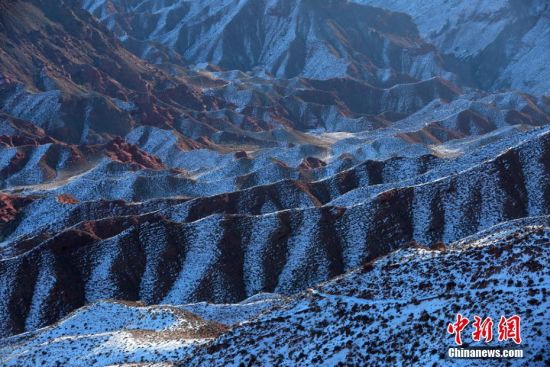 雪后的合黎山犹如丹霞地貌。 杨永伟 摄 雪后的合黎山犹如丹霞地貌。 杨永伟 摄
