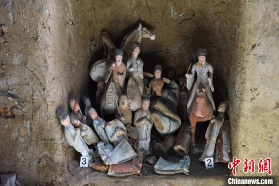 墓道东壁龛内随葬 甘肃省文物考古研究所供图 摄