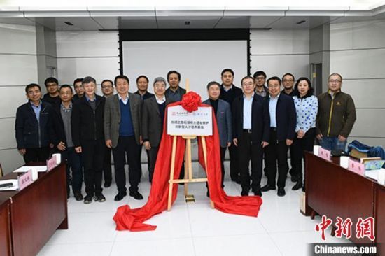 图为“丝绸之路石窟和土遗址保护创新型人才培养基地”揭牌。敦煌研究院供图 图为“丝绸之路石窟和土遗址保护创新型人才培养基地”揭牌。敦煌研究院供图