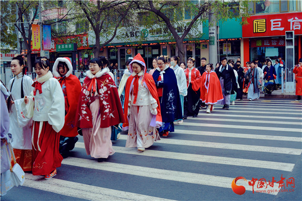 兰州：百余名汉服爱好者盛装出行 古风雅韵醉市民（组图）