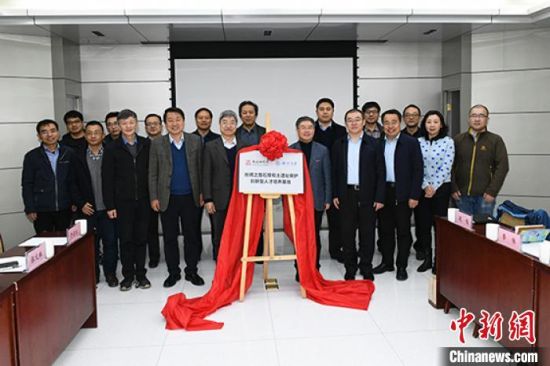 图为“丝绸之路石窟和土遗址保护创新型人才培养基地”揭牌。敦煌研究院供图 图为“丝绸之路石窟和土遗址保护创新型人才培养基地”揭牌。敦煌研究院供图