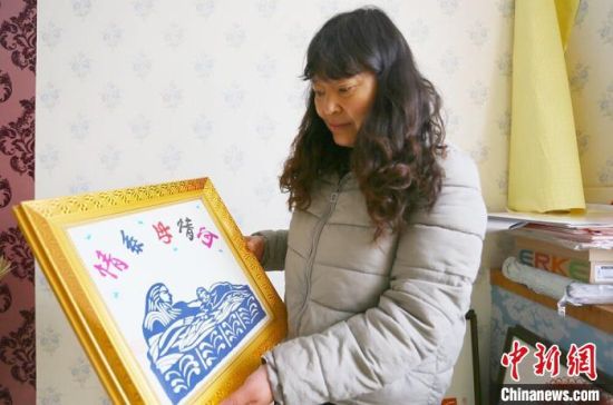 张旭小幅作品《情系母亲河》。 高康迪 摄 张旭小幅作品《情系母亲河》。 高康迪 摄