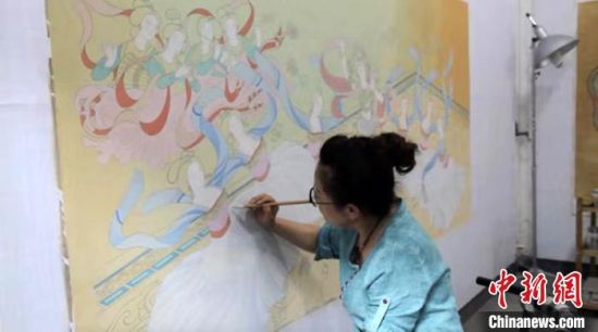 图为王亚林正在临摹敦煌壁画。 高莹 摄 图为王亚林正在临摹敦煌壁画。 高莹 摄