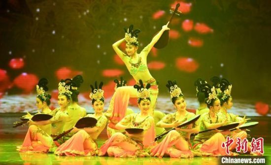 图为剧目《妙音反弹》表演现场。 杨艳敏 摄 图为剧目《妙音反弹》表演现场。 杨艳敏 摄