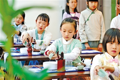 兰州安西路小学小小茶艺师：汉服翩翩 学茶悟茶