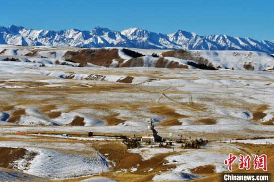 图为祁连山下的冬日雪景。 郑耀德 摄 图为祁连山下的冬日雪景。 郑耀德 摄