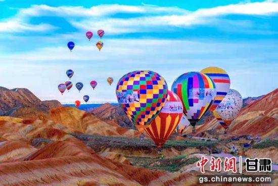 图为七彩丹霞景区举办热气球节。(资料图) 图为七彩丹霞景区举办热气球节。(资料图)