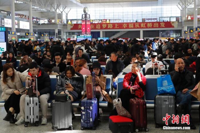 12月12日，旅客在铁路上海虹桥站等待进站。殷立勤 摄