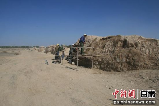 图为瓜州县汉长城抢险加固现场。 图为瓜州县汉长城抢险加固现场。