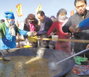 张掖山丹这样过冬至 6万人同吃“牛娃子饭”