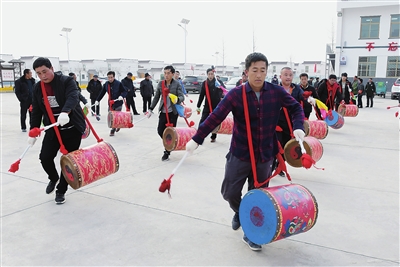 临夏州永靖：排练秧歌迎新年 