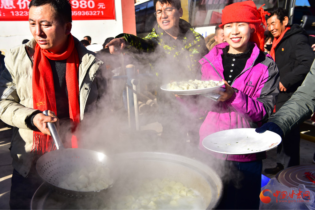 甘肃肃南：冬至千人吃饺子喝奶茶体验民族风情