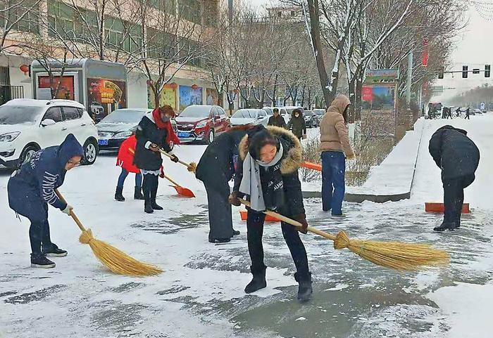 嘉峪关市各部门及时清扫积雪