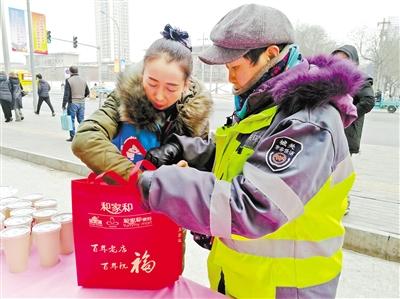 兰州：浓香腊八粥 情暖环卫工