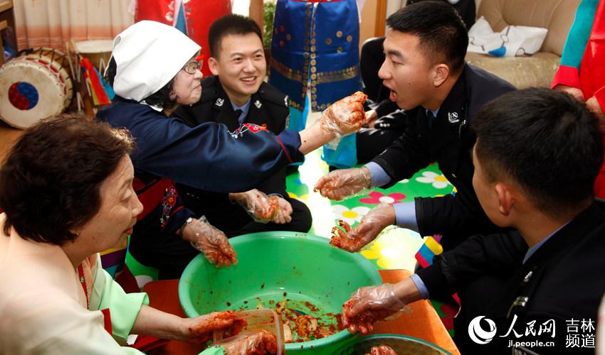 2019年12月31日,边检民警与社区朝鲜族群众一起制作辣白菜。