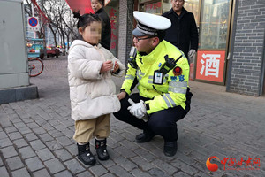 三岁小孩走失 好心市民协助兰州交警为其找到家人