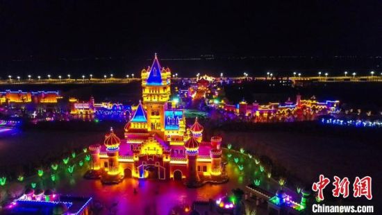 嘉峪关方特欢乐世界举办“方特欢乐中国年主题灯会”，极具甘肃地域特色，旨在为西北旅游提供全新一站式打卡欢乐地。　刘冰 摄