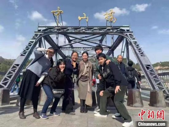 2019年，日本静冈县立大学师生访问兰州，参观走访中山桥。(资料图) 关楠楠 摄