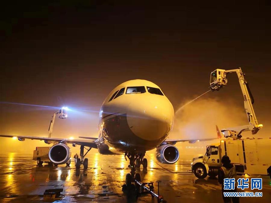（社会）（2）天津机场连夜除雪保出行