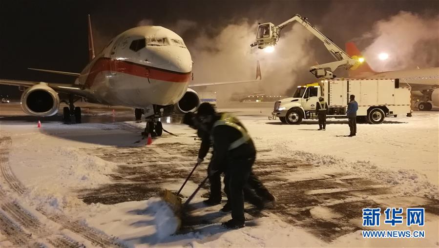 （社会）（3）天津机场连夜除雪保出行