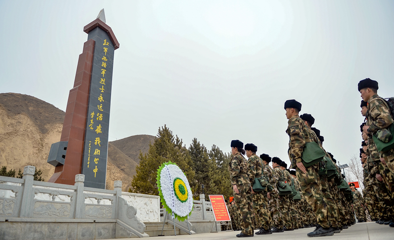 甘肃武警：踏着红军足迹感悟信仰的力量（组图）