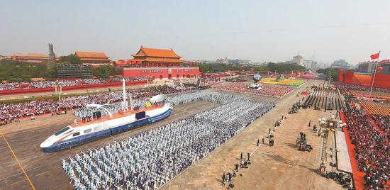 2019年10月1日上午,庆祝中华人民共和国成立70周年大会在北京天安门广场隆重举行。在群众游行第三篇章“伟大复兴”中,以复兴号为代表的铁路元素多次出现,为“同心共筑中国梦”主题增添了光彩。新华社记者 琚振华 摄