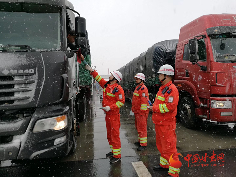 【聚焦2020春运】受降雪天气影响 甘肃多条高速公路临时交通管制