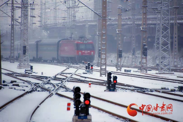 春运首日遇雨雪天气 中国铁路兰州局集团公司加开动车满足旅客出行（组图）