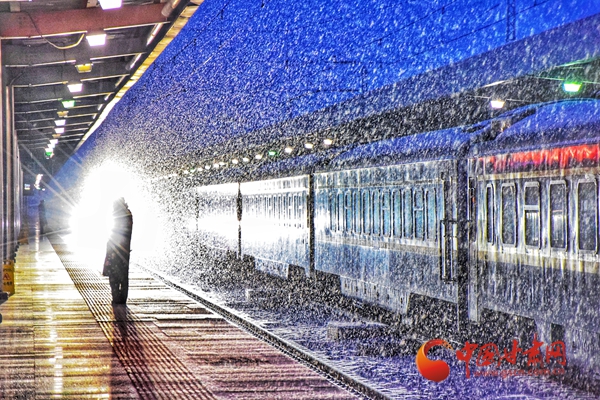 春运首日遇雨雪天气 中国铁路兰州局集团公司加开动车满足旅客出行（组图）