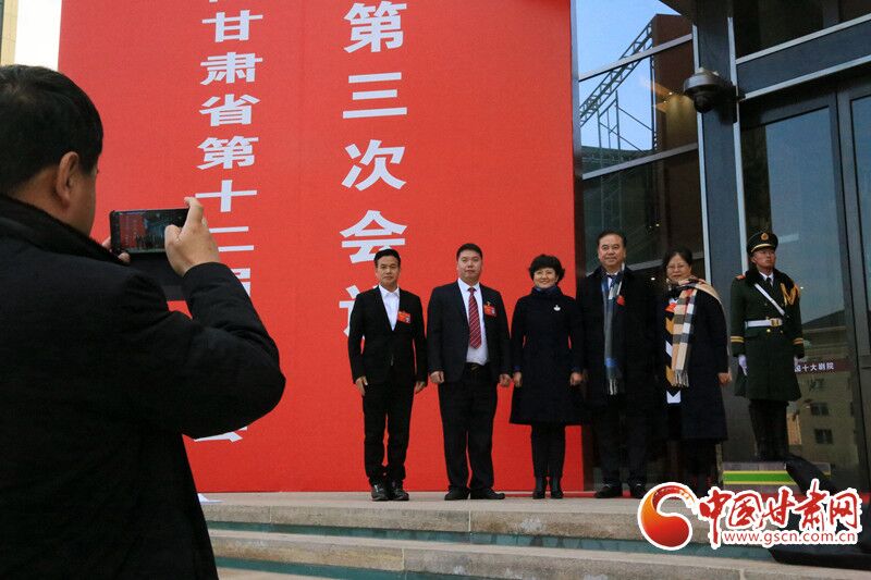 【聚焦2020甘肃两会】政协委员信心满满走出会场(组图)